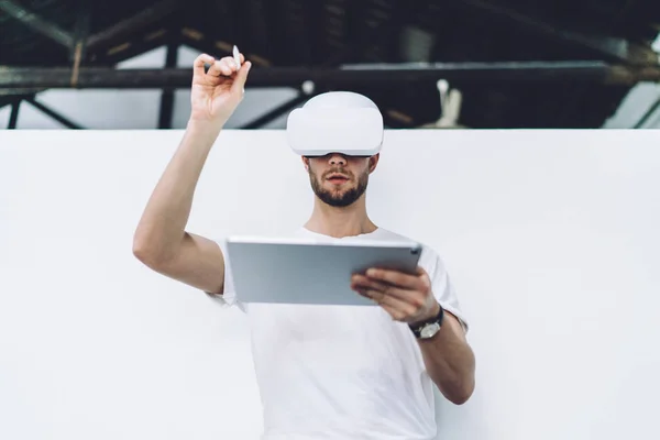 Man Modern Virtual Reality Headset Gesturing Hands Control Simulated Dimension — Stock Photo, Image