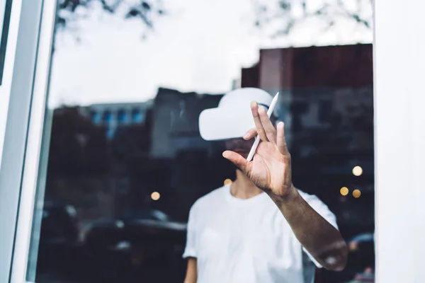 Skilled Man Virtual Reality Headset Holding Digital Pencil Hand Creating — Stock Photo, Image