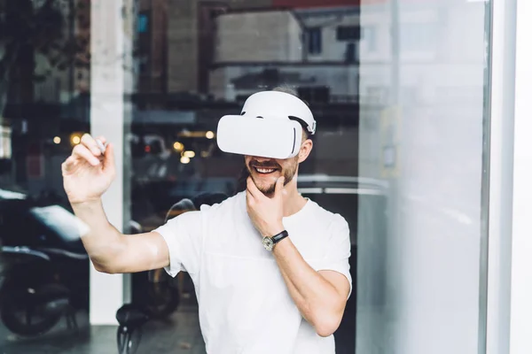 Cheerful Hipster Guy Electronic Goggles Working Cyberspace Using High Technology — Stock Photo, Image