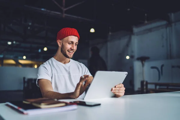 Editeur Positif Casquette Mode Assis Sur Bureau Avec Tapis Tactile — Photo