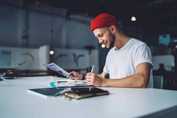 Marcador Masculino Positivo Exitoso Que Crea Publicación Blog Mientras Sienta —  Fotos de Stock