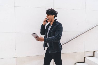 Şok olmuş Latin adam, şehir merkezinde yürürken ve bilgi almak için akıllı telefon görüşmeleri yaparken hesap bakiyesi ile e-posta aldı.