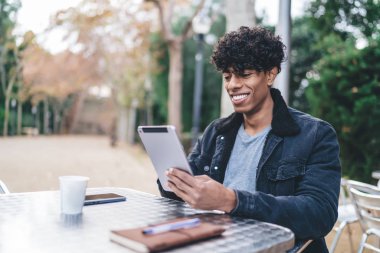 Yakışıklı erkek blogcu boş günlerini sokak kafeteryasında geçiriyor ve internet sitesinde online ağ için kablosuz internete bağlanan video incelemeleri izliyor, olumlu yorumlar okuyan adam yorumları okuyor