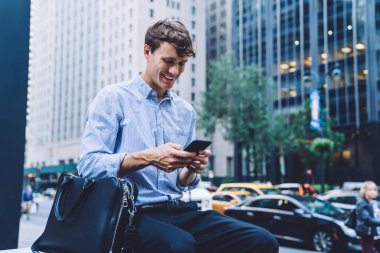 Başarılı Kafkasyalı erkek girişimci, modern teknolojiyle ilgili verileri düzenlemek için uygulamayı kullanarak, kablosuz, profesyonel idari yöneticiye bağlı cep telefonuyla e-posta bildirimini kontrol ediyor.