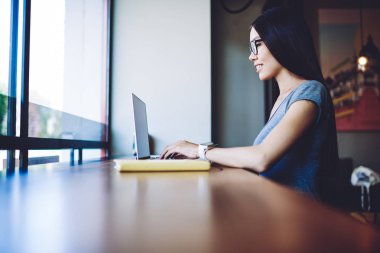 Online servis sağlayıcı servisle iletişim kuran olumlu kadın, tanımlama hakkında ayrıntıları tartışıyor, sosyal ağdaki takipçilerle sohbet eden mutlu hippi kız dizüstü bilgisayarda uygulama üzerinden