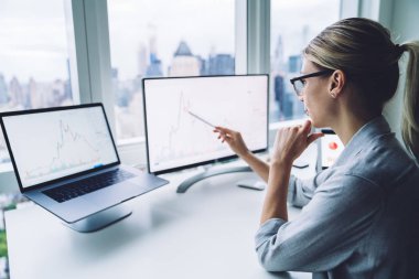 Bilgisayarlı dizüstü bilgisayar kullanan akıllı iş kadını