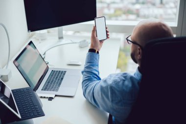Ofiste cep telefonu kullanan adam