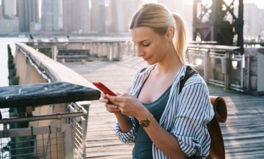 Hücresel aygıtlarla Amerikan seyahat danışmanı web sitesinde Brooklyn bölgesini keşfetmek için gezen kadın gezgin sıradan giyinen ve takipçilerle sohbet eden kadın nesiller.