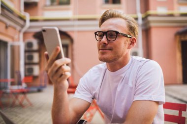 Sınıftaki hipster 'ın gözlüklü pozitifi sosyal siteden 4G kablosuz bağlantısına bağlı komik videolar izleyerek ağ oluşturma, blog yazma ve sohbet kavramını sağlıyor.