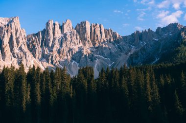 Etrafı kozalaklı ormanlarla çevrili Dolomitlerin resimli zirveleri. Manzaralı bir yer ve gündüz vakti ünlü turistik bir yer. İlkel nefes kesici doğa manzarası