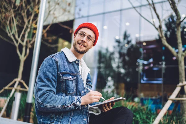 Positieve Doordachte Hipster Man Met Elektronische Pen Moderne Touch Pad — Stockfoto