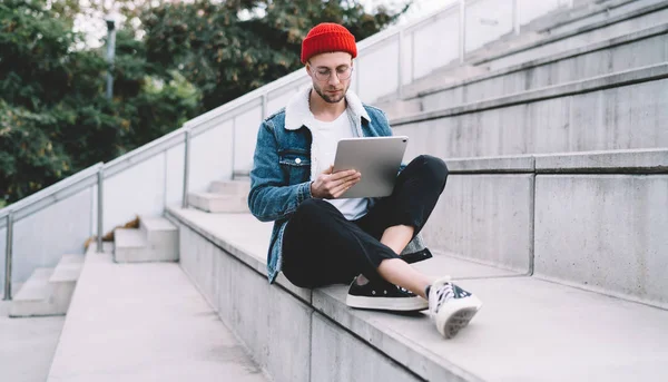 Millennial Mann Lässiger Kleidung Der Sich Urbaner Umgebung Ausruht Und — Stockfoto