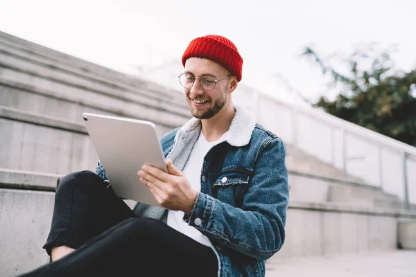 Vrolijke Hipster Blogger Typen Inhoud Tekst Voor Het Aantrekken Van — Stockfoto