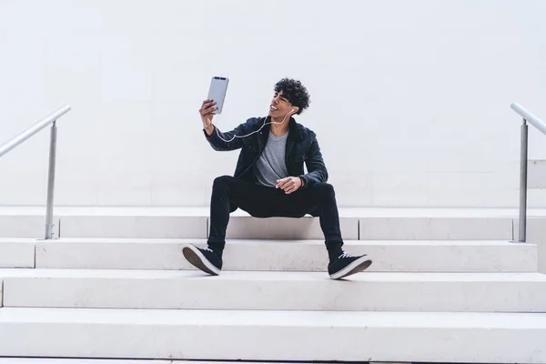 Maravilloso Tipo Hipster Con Ropa Elegante Descansa Las Escaleras Ciudad —  Fotos de Stock