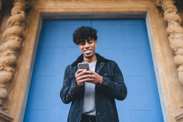 Glad Man Klädd Casual Snygga Kläder Njuter Att Ringa Och — Stockfoto