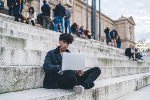 Barcelona 'da uzaktan çalışan yakışıklı erkek göçebe, sosyal ağlara ortak olmak için seyahat rehberi oluşturuyor. İspanyol internetine bağlı, dizüstü bilgisayarda yazı yazan yetenekli serbest yazar.