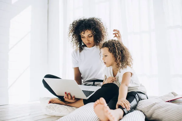 Mulher relaxante com filha usando laptop no lazer — Fotografia de Stock
