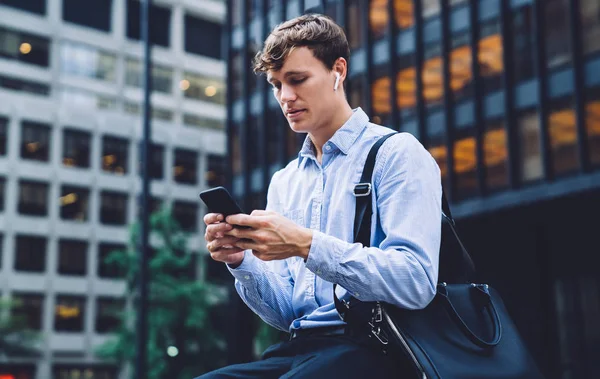 Empresario Masculino Busca Información Formal Sentada Entorno Urbano Espera Socio — Foto de Stock