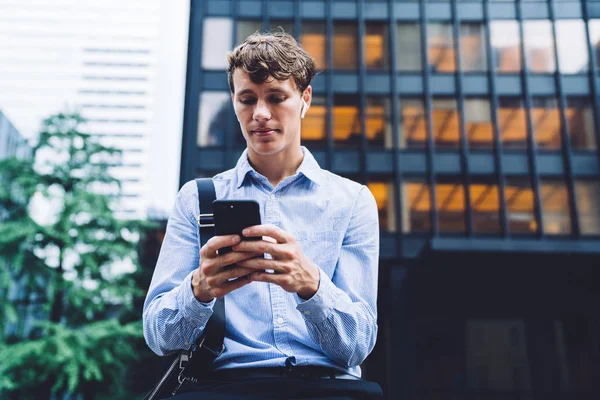 Experienced Male Director Sitting Financial District Using Connection Reading News — Stock Photo, Image