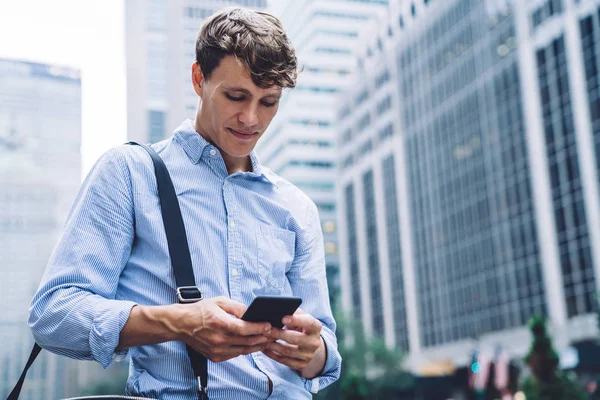 Young Caucasian Businessman Typing Text Sms While Walking Meeting Downtown — Stock Photo, Image