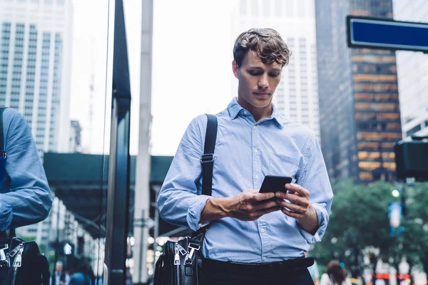 Empleador Caucásico Que Busca Información Teléfonos Inteligentes Con Sin Cables — Foto de Stock