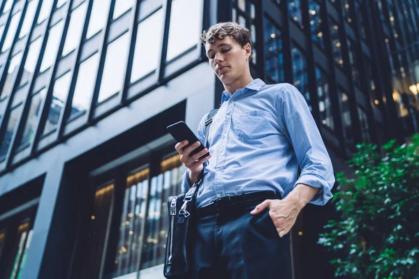 Empleador Masculino Que Instala Una Nueva Aplicación Teléfonos Inteligentes Aire — Foto de Stock