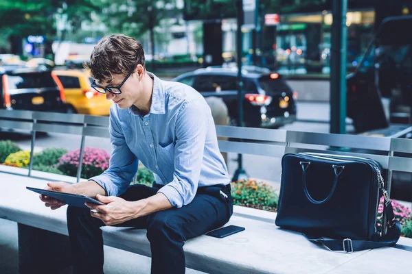 Serious Lettura Proprietario Maschile Ricevuto Notifica Con Ricevuta Sul Touch — Foto Stock