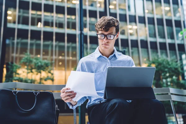 Männliche Unternehmer Sitzen Freien Und Überprüfen Informationen Aus Finanzbericht Während — Stockfoto