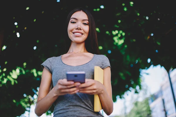 Una Joven Hipster Milenaria Positiva Con Dispositivo Digital Moderno Mano —  Fotos de Stock