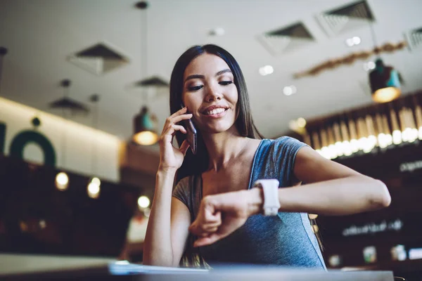 Smiling Mujer Estudiante Comprobar Notificación Reloj Electrónico Wearable Mientras Espera — Foto de Stock