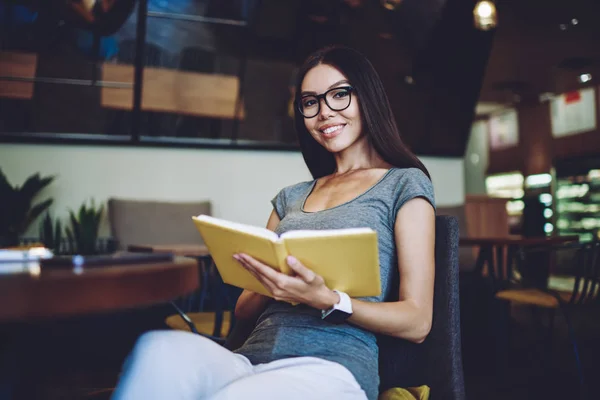 Portret Van Succesvolle Vrouwelijke Student Het Maken Van Onderzoek Van — Stockfoto