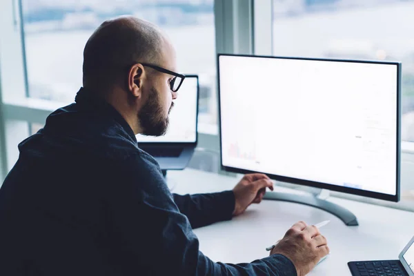 Uomo barbuto che lavora sul computer — Foto Stock