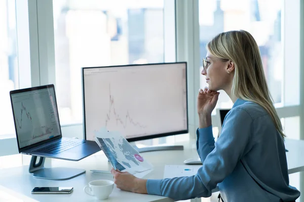 Contemporanea donna elegante che lavora con i computer — Foto Stock