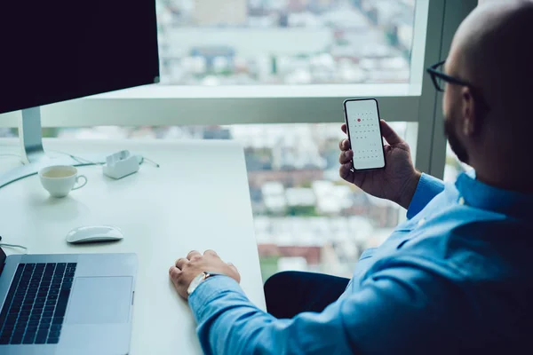 İş adamı akıllı telefondan takvimi kontrol ediyor — Stok fotoğraf