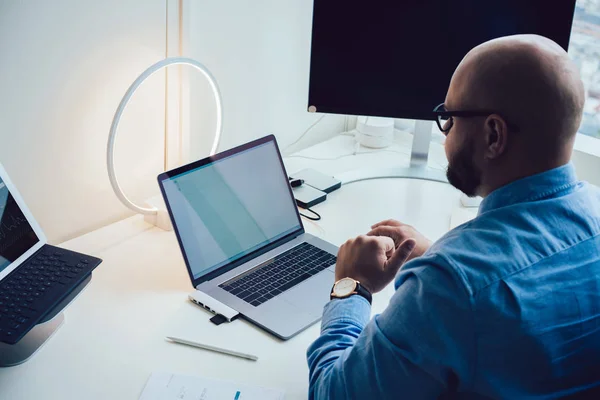 Homem trabalhando no laptop à mesa — Fotografia de Stock