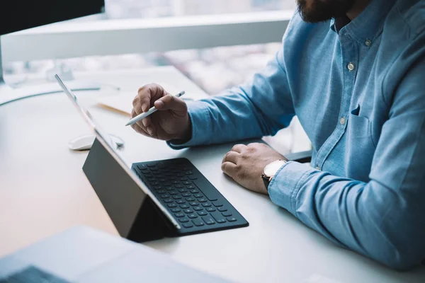 Konzentrierter Geschäftsmann mit Tablet mit Stift — Stockfoto