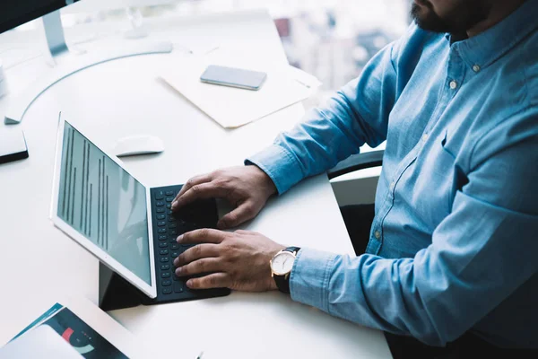 Ernteunternehmer arbeitet an Tablet — Stockfoto