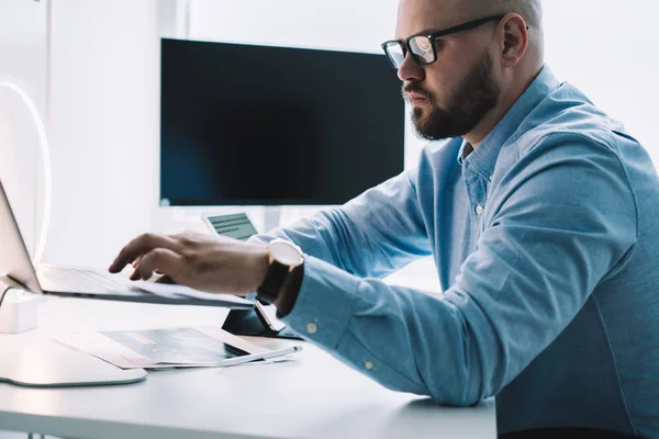 Adulto homem profissional usando laptop — Fotografia de Stock