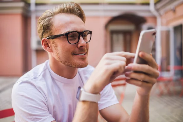 Buon Uomo Occhiali Ottici Guardando Schermo Dello Smartphone Leggendo Divertenti — Foto Stock