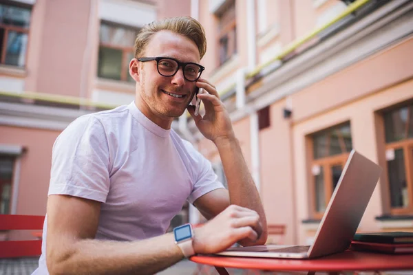 Retrato Blogueiro Masculino Feliz Óculos Clássicos Usando Conexão Celular Para — Fotografia de Stock