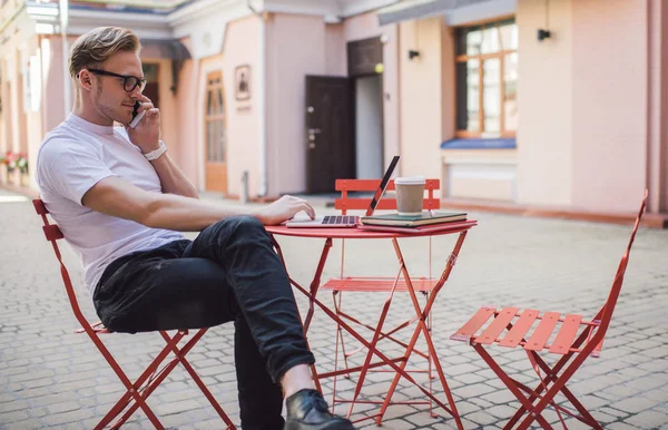 Schöner Mann Freizeitkleidung Diskutiert Informationen Vom Laptop Bildschirm Beim Handy — Stockfoto