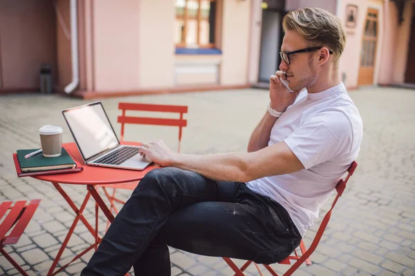 Kaukaski Mężczyzna Omawiający Informacje Ekranu Laptopa Podczas Rozmowy Telefonicznej Partnerem — Zdjęcie stockowe