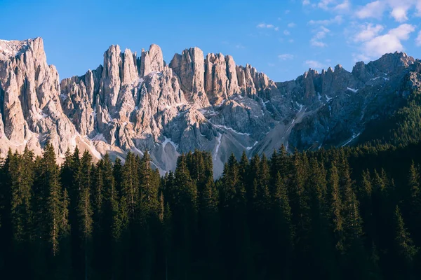 Etrafı kozalaklı ormanlarla çevrili Dolomitlerin resimli zirveleri. Manzaralı bir yer ve gündüz vakti ünlü turistik bir yer. İlkel nefes kesici doğa manzarası
