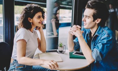 Kafkasyalı çift, birlikte boş zamanlarında kafeteryada canlı iletişimden zevk alıyor. Başarılı erkek ve kadın hipsterler, birbirlerinin gözlerinin içine bakıyor ve kafenin içinde yeni bir başlangıç yapmayı tartışıyorlar.