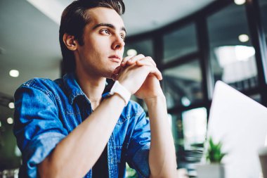 Akıllı tefekküre yatkın yazılım geliştirici dizüstü bilgisayardaki uygulamayı güncelleme fikri üzerine kafa yoruyor, zeki beyaz tenli hippi tanıtım alanında netbook ile e-öğrenim için oturuyor