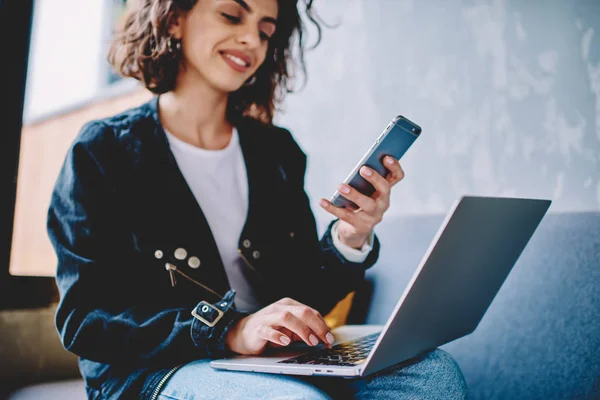 Lächelnde Junge Frau Hält Smartphone Der Hand Und Liest Nachricht — Stockfoto