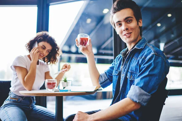 Porträtt Stilig Ung Man Klädd Casual Wear Hålla Glas Juice — Stockfoto