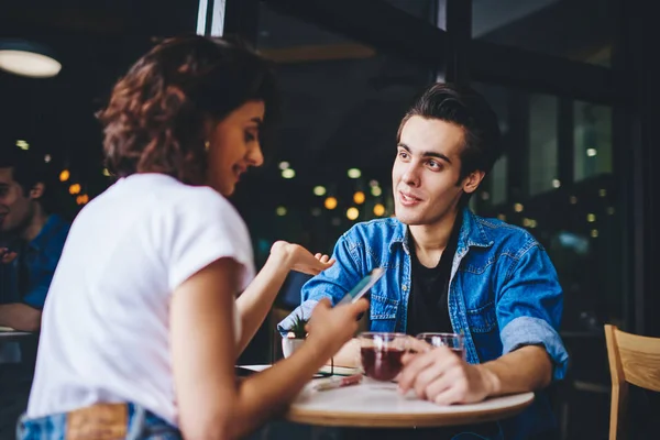 Birbirine Aşık Bir Çift Kafede Dinleniyor Kafede Buluşurken Akıllı Telefon — Stok fotoğraf