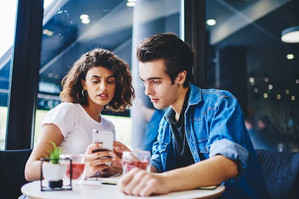 Pensive Young Man Showing How Install App Smartphone Girlfriend Sitting — Foto de Stock