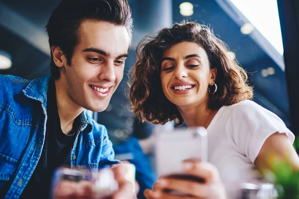 Vrolijke Jonge Man Vrouw Bespreken Grappige Video Blog Met Smartphone — Stockfoto